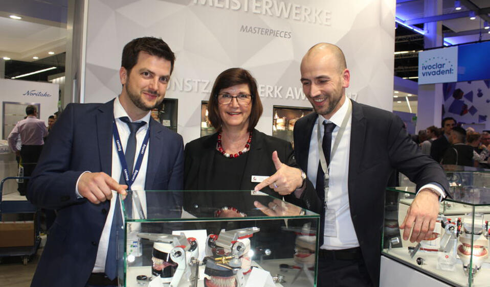 1456-2017_2_v.l. Thomas Schibler, Camlog_Claudia Schenkel-Thiel, Managing Director Candulor, Alexander Ewert, Marketing Director Candulor